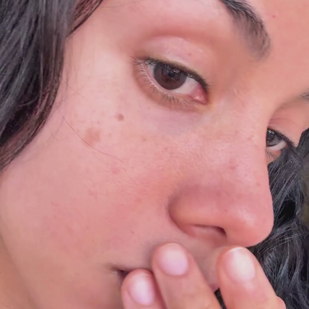 Video av en modell som applicerar vår näsplåster, tar bort det och visar det använda plåstret för att visa hur det har rengjort porerna.