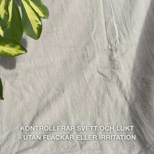 Närbild av en hand som applicerar den klara, gel-lika deodoranten i roll-on-form på ren hud under armen: den släta, snabbtorkande texturen glider varsamt, bildar en antiperspirantbarriär, lugnar, återfuktar och lämnar huden fräsch och utan rester.