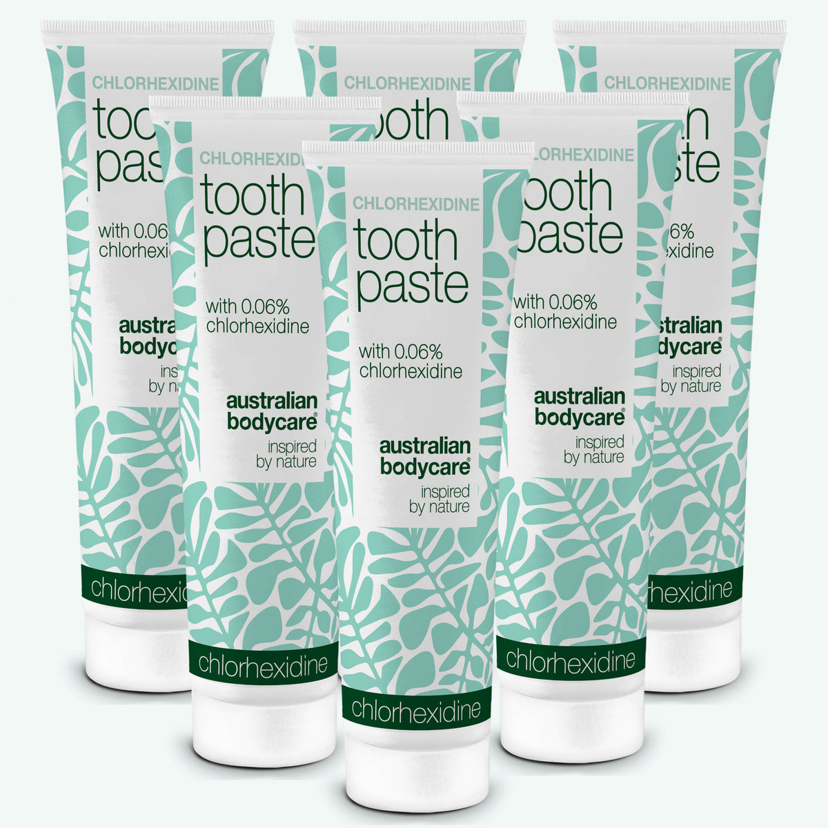 Sex tuber Australian Bodycare Chlorhexidine tandkräm med 0,06 % klorhexidin mot vit bakgrund. 6-pack.