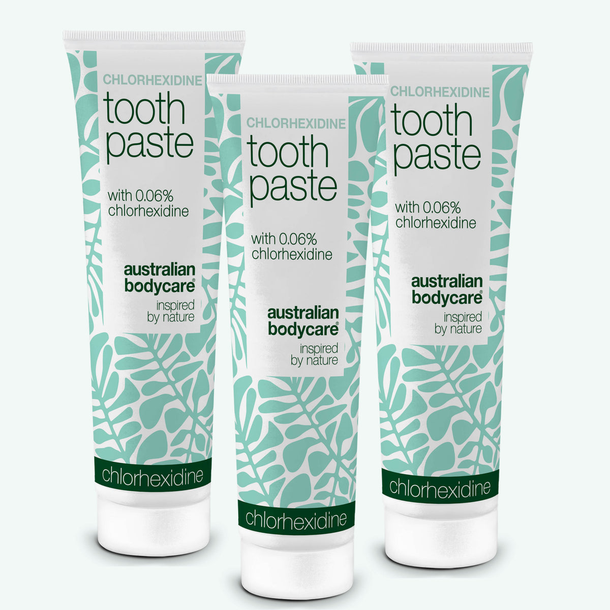 Tre tuber Australian Bodycare Chlorhexidine tandkräm med 0,06 % klorhexidin mot vit bakgrund. 3-pack.