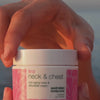 Video av en modell som applicerar vår hals- och dekolletagekräm med vitamin B12 och försiktigt masserar in den för att visa dess lena konsistens och uppstramande effekt.

