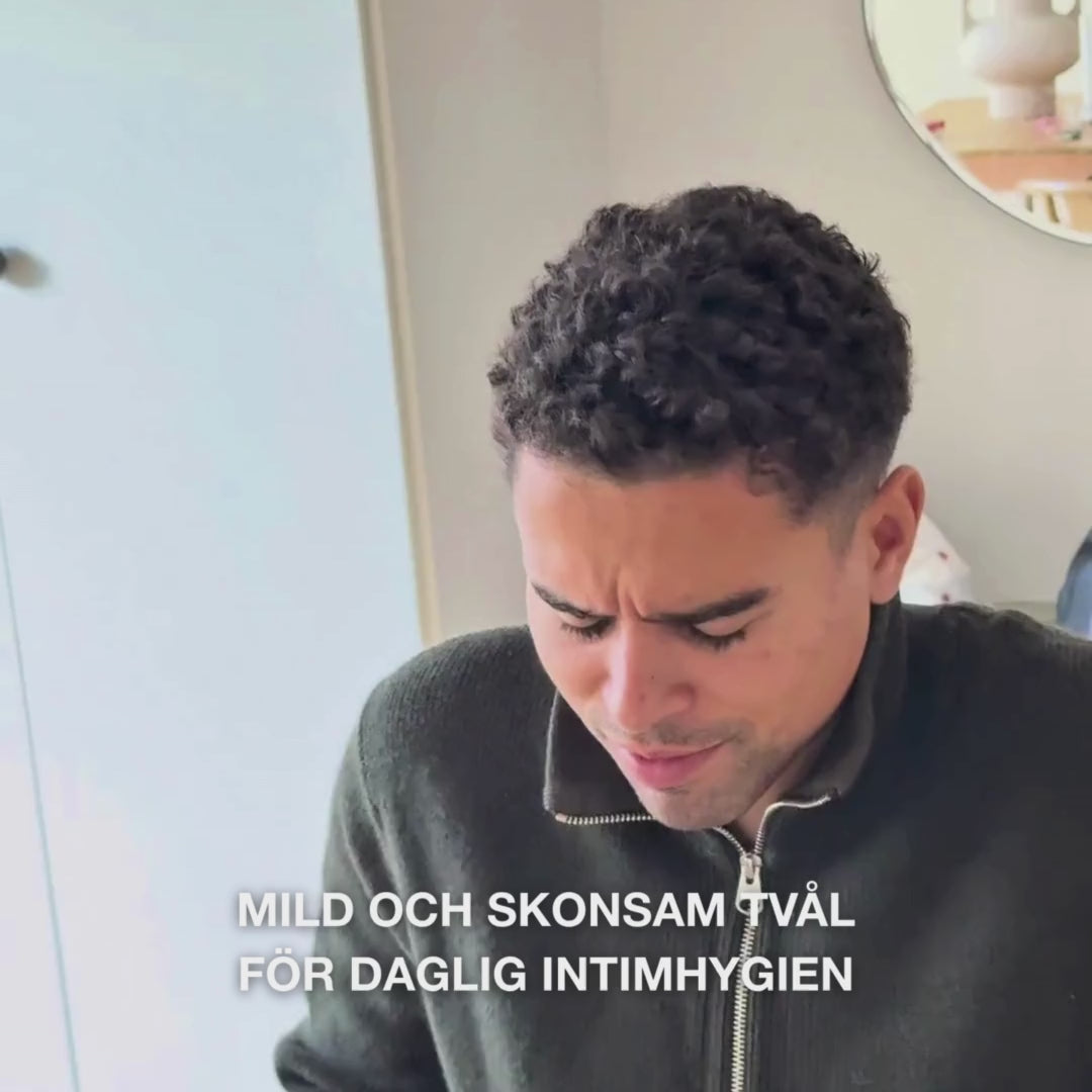 Intimtvål för män – Skonsam vård för daglig intimhygien — Effektiv intimtvål för män. Hjälper till att motverka irritation och obehag i underlivet. Naturliga ingredienser för en frisk och välvårdad hud.