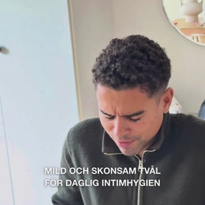 Intimtvål för män – Skonsam vård för daglig intimhygien — Effektiv intimtvål för män. Hjälper till att motverka irritation och obehag i underlivet. Naturliga ingredienser för en frisk och välvårdad hud.