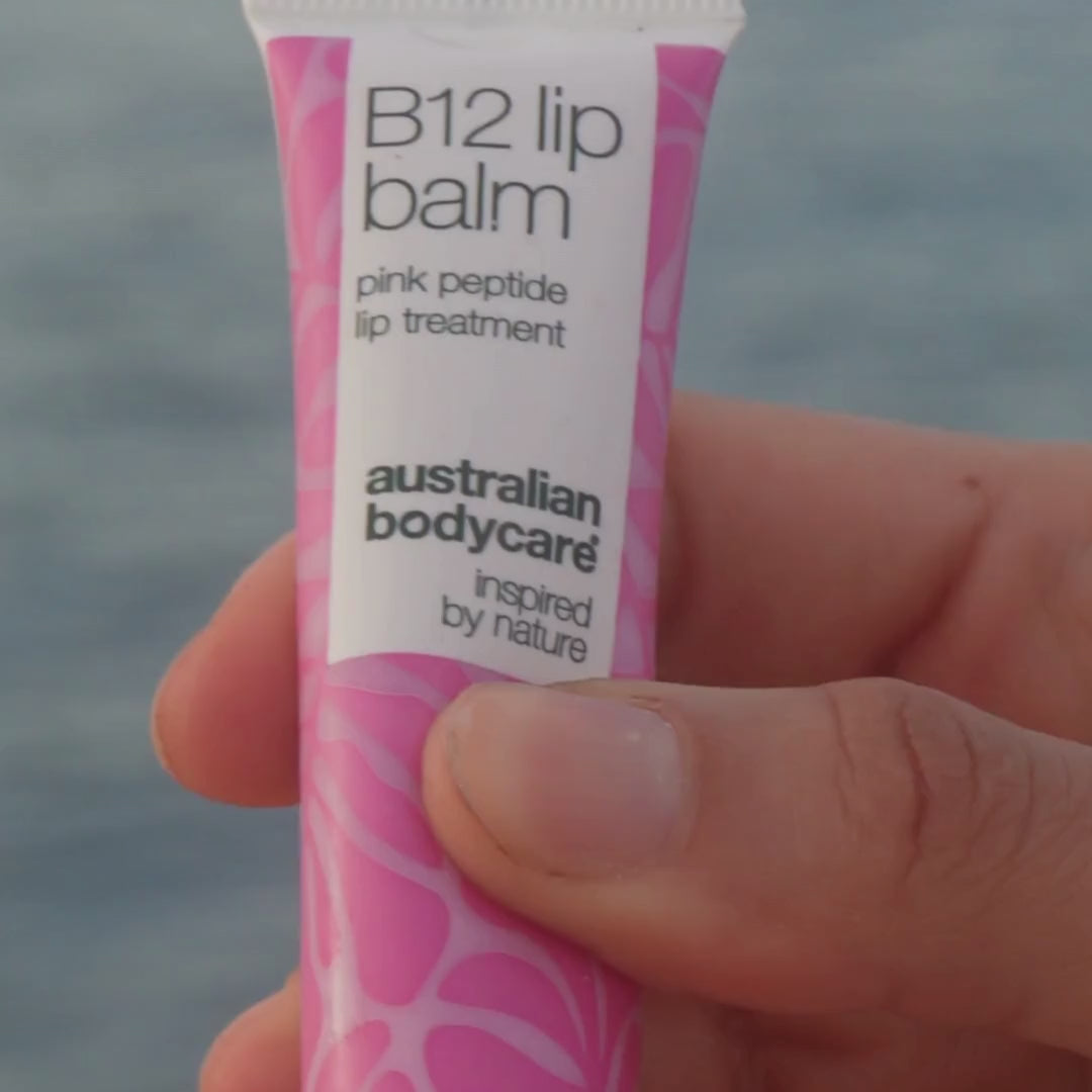 Video av en modell som applicerar vårt läppbalsam med vitamin B12 och visar dess mjuka konsistens och hur det gör läpparna mjuka och återfuktade.