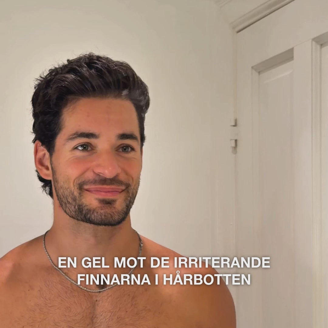 Video: en man ler mot kameran med texten ”en gel mot de irriterande finnarna i hårbotten”. Salicylsyra Scalp Spot Gel från Australian Bodycare.
