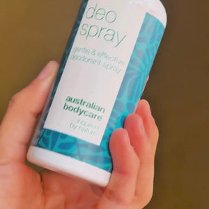 Video av en modell som sprayar vår antiperspiranta deodorant under armarna och visar hur enkel den är att använda och hur den skyddar mot svett.