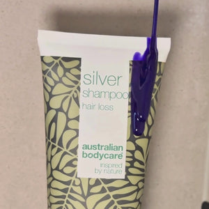 Video som visar vårt Hair Loss Silver Shampoo med silverlila nyans appliceras i vått hår i duschen.