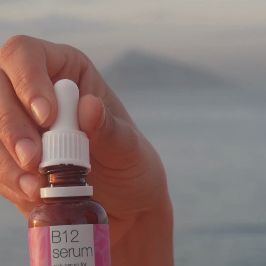 Video av en modell som applicerar vårt Vitamin B12 Pink Serum i ansiktet och försiktigt masserar in det för att visa dess lätta konsistens och strålande resultat.