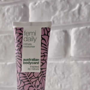 Video som visar Australian Bodycare Femi Daily Intim Gel och dess lätta, lugnande textur.