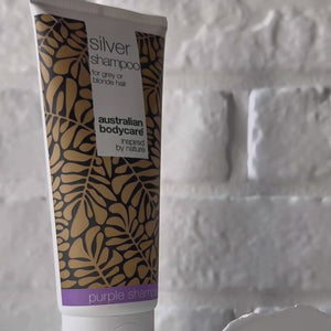 Video som visar Australian Bodycare Silver Shampoo och dess lila schampotextur.