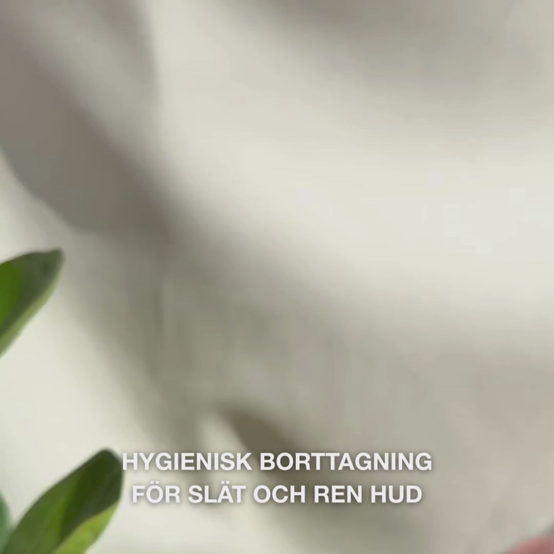 Nærbild av hender som bruker ett tvåändat verktyg i rostfritt stål för att ta bort pormaskar i ansiktet: en liten metallös läggs försiktigt runt en pormask på näsan, rester torkas bort, verktyget spolas av och en lugnande tonic och ansiktskräm appliceras.