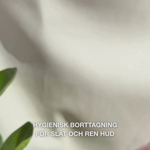 Nærbild av hender som bruker ett tvåändat verktyg i rostfritt stål för att ta bort pormaskar i ansiktet: en liten metallös läggs försiktigt runt en pormask på näsan, rester torkas bort, verktyget spolas av och en lugnande tonic och ansiktskräm appliceras.