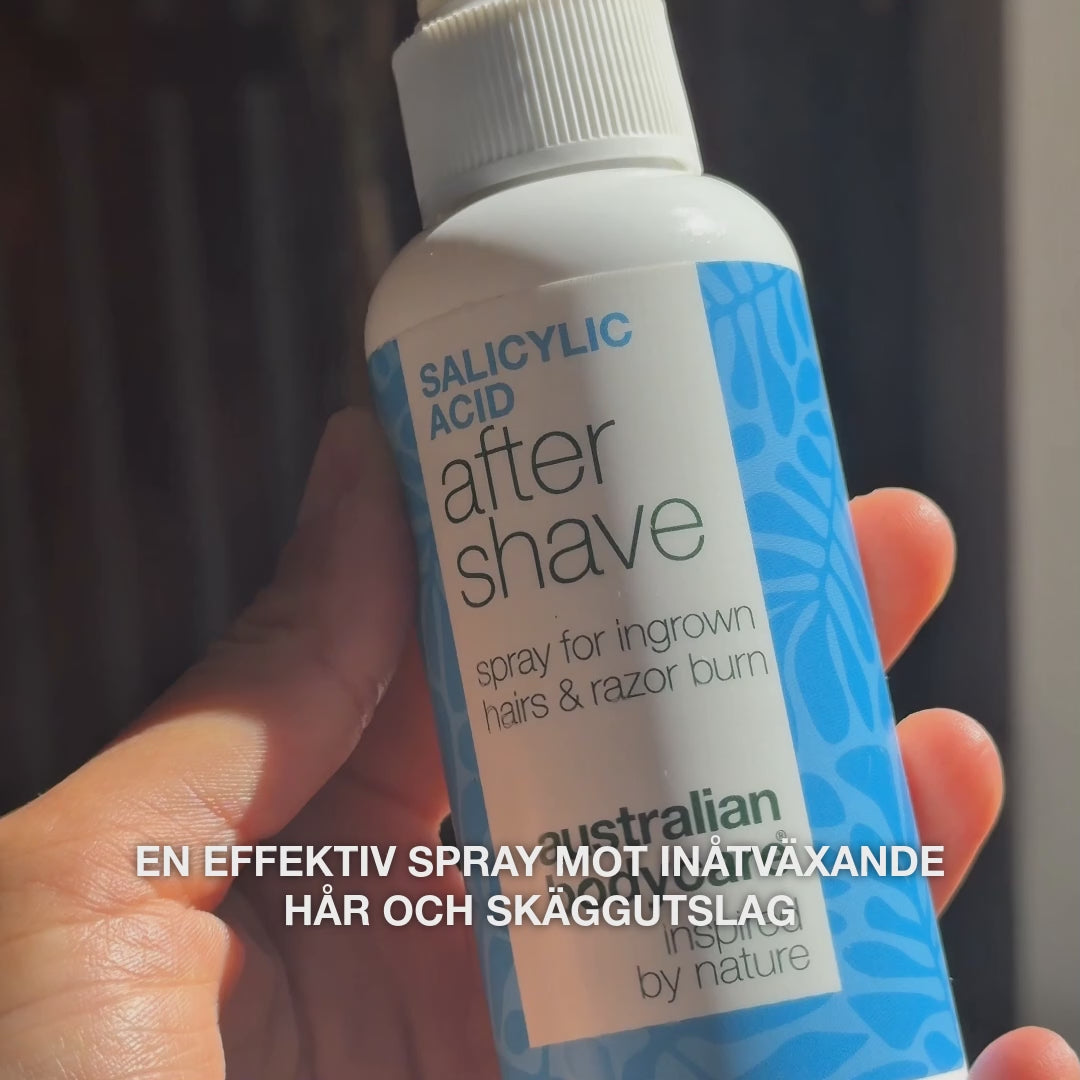 Video: en hand håller upp flaskan, med texten ”en effektiv spray mot inåtväxande hår och skäggutslag”. Salicylsyra After Shave Spray från Australian Bodycare.