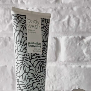 Video som visar Australian Bodycare Body Wash och dess lätta, skummande textur.