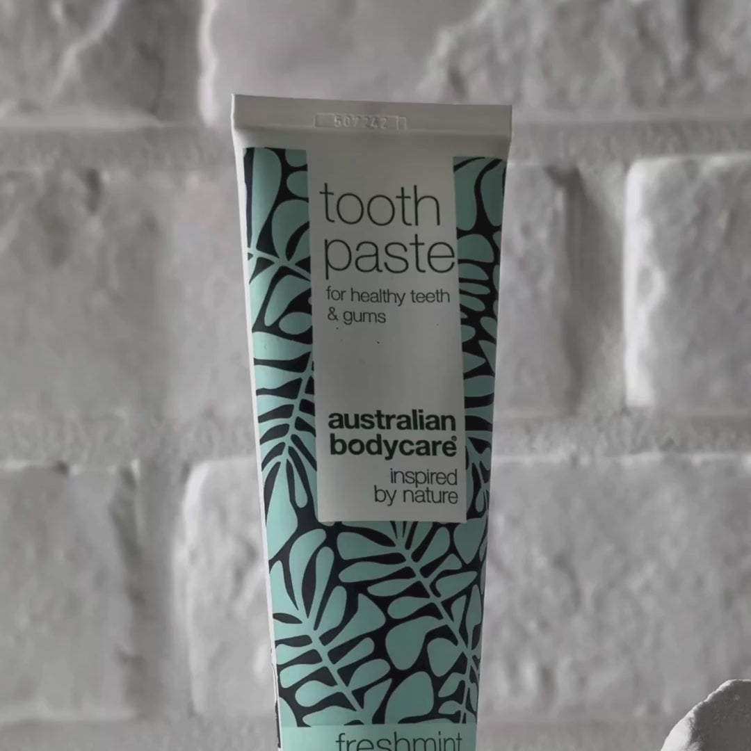 Video som visar Australian Bodycare Tandkräm med Tea Tree Oil och dess ljusblå pastaliknande textur.