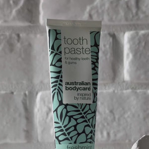 Video som visar Australian Bodycare Tandkräm med Tea Tree Oil och dess ljusblå pastaliknande textur.